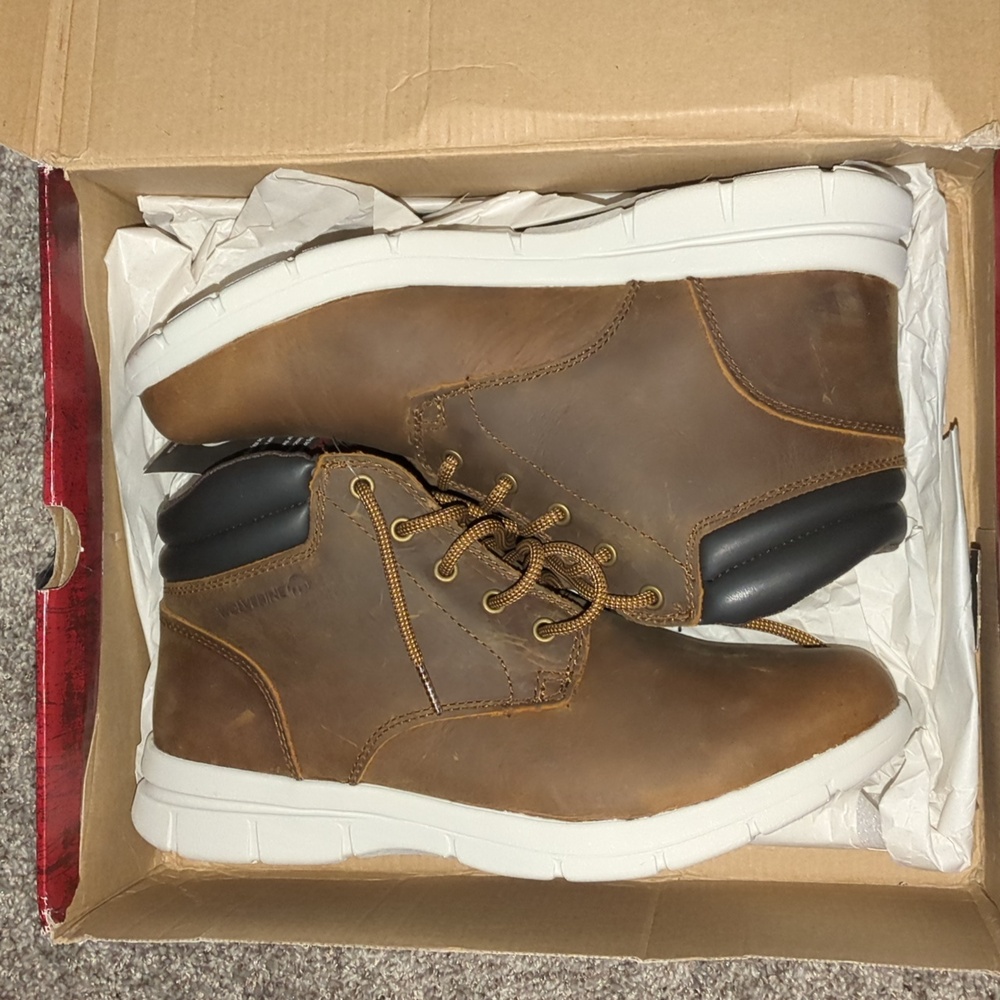 NWT mens Wolverine size 11.5 extra wide leather chukka shoes